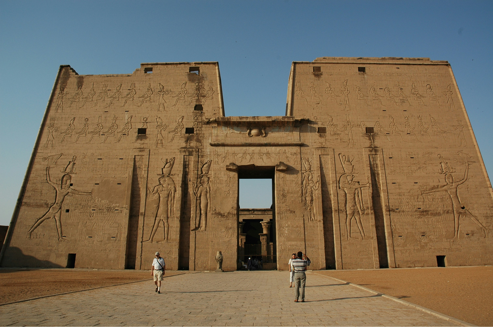 Temple d'Edfou - Façade monumentale du temple d'Horus