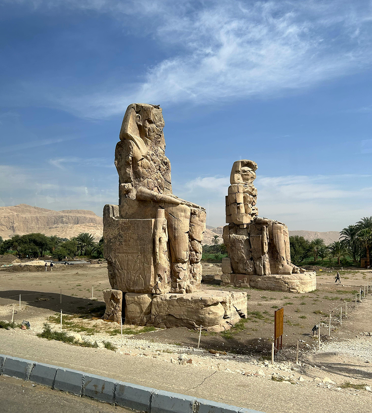 Détail des sculptures des colosses