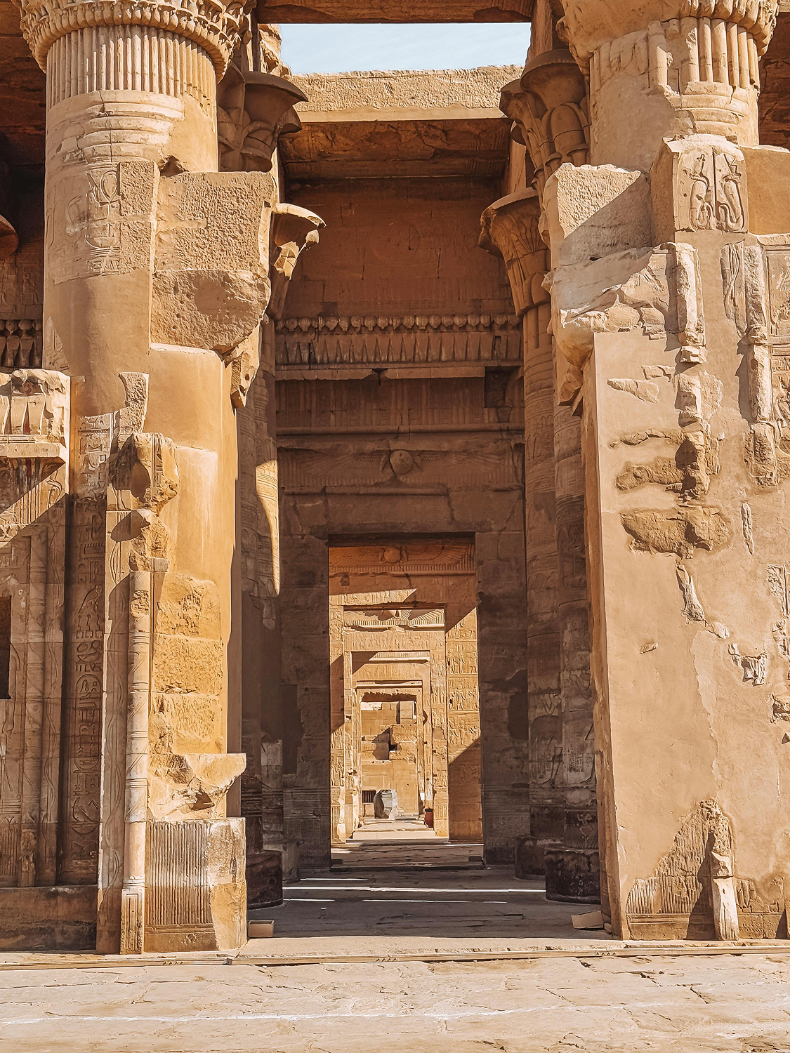 Détail architectural du temple montrant la symétrie