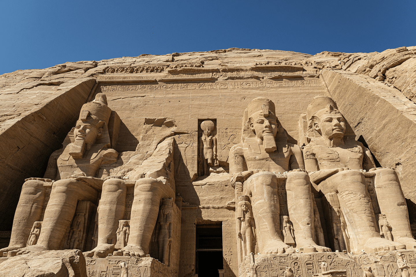 Façade du grand temple d'Abou Simbel avec les 4 colosses de Ramsès II